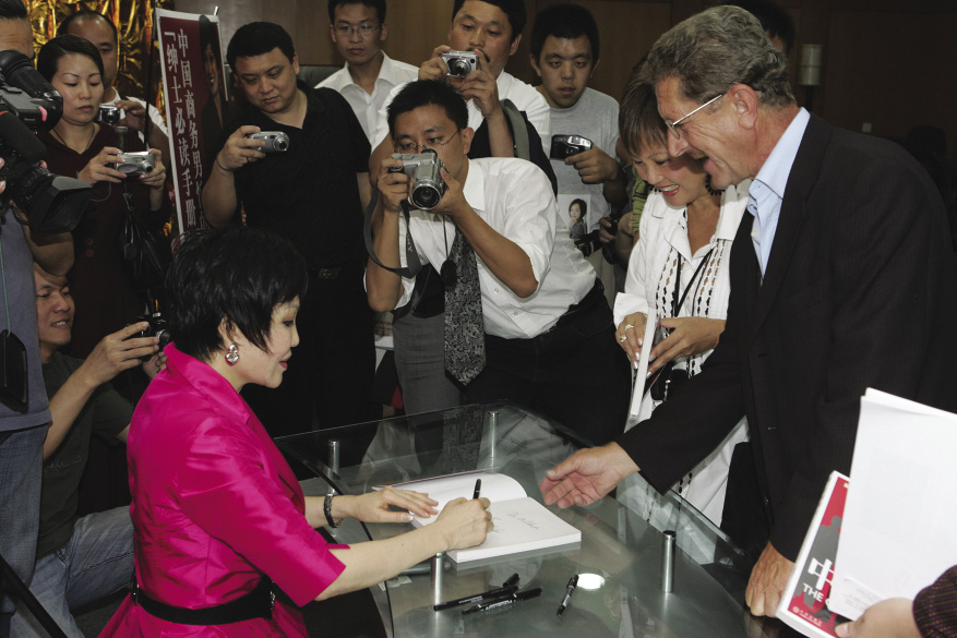 Yue-Sai Kan at a book signing