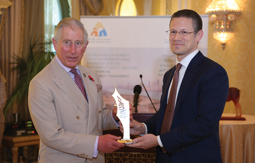 Badr Jafar presents HRH The Prince of Wales with the “Pearl Initiative Champion of Sustainability Award